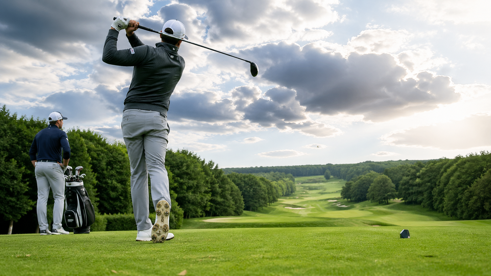 Golfer beim Abschlag mit Blick über die Fairway-Aussicht